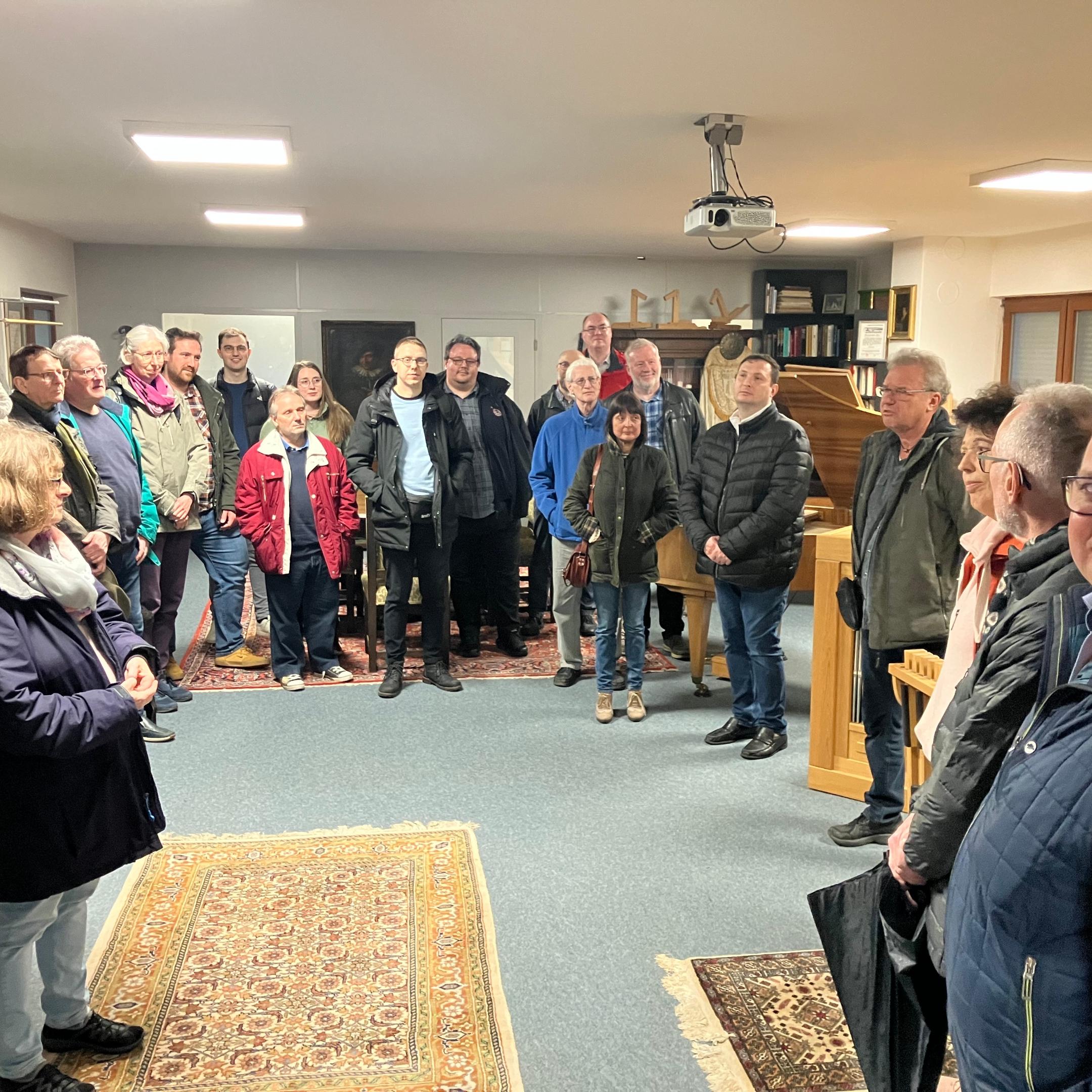 Teilnehmende der Exkursion zum Orgelteilezulieferer Otto Heuss in Lich