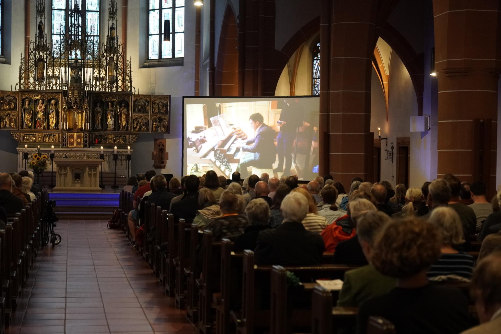Das Konzert konnten die Zuhörer auf einer Leinwand verfolgen.