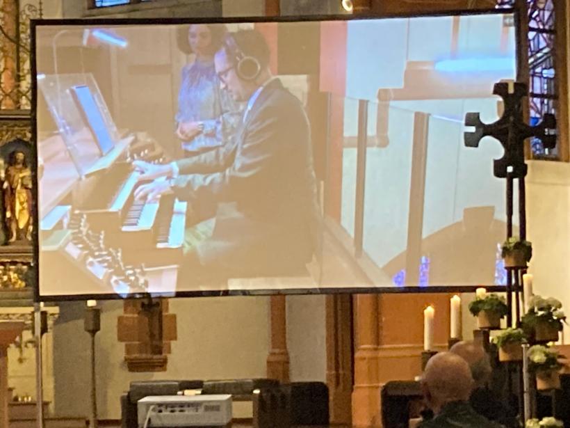 Michael Gilles während des Konzertes auf der Eule-Orgel