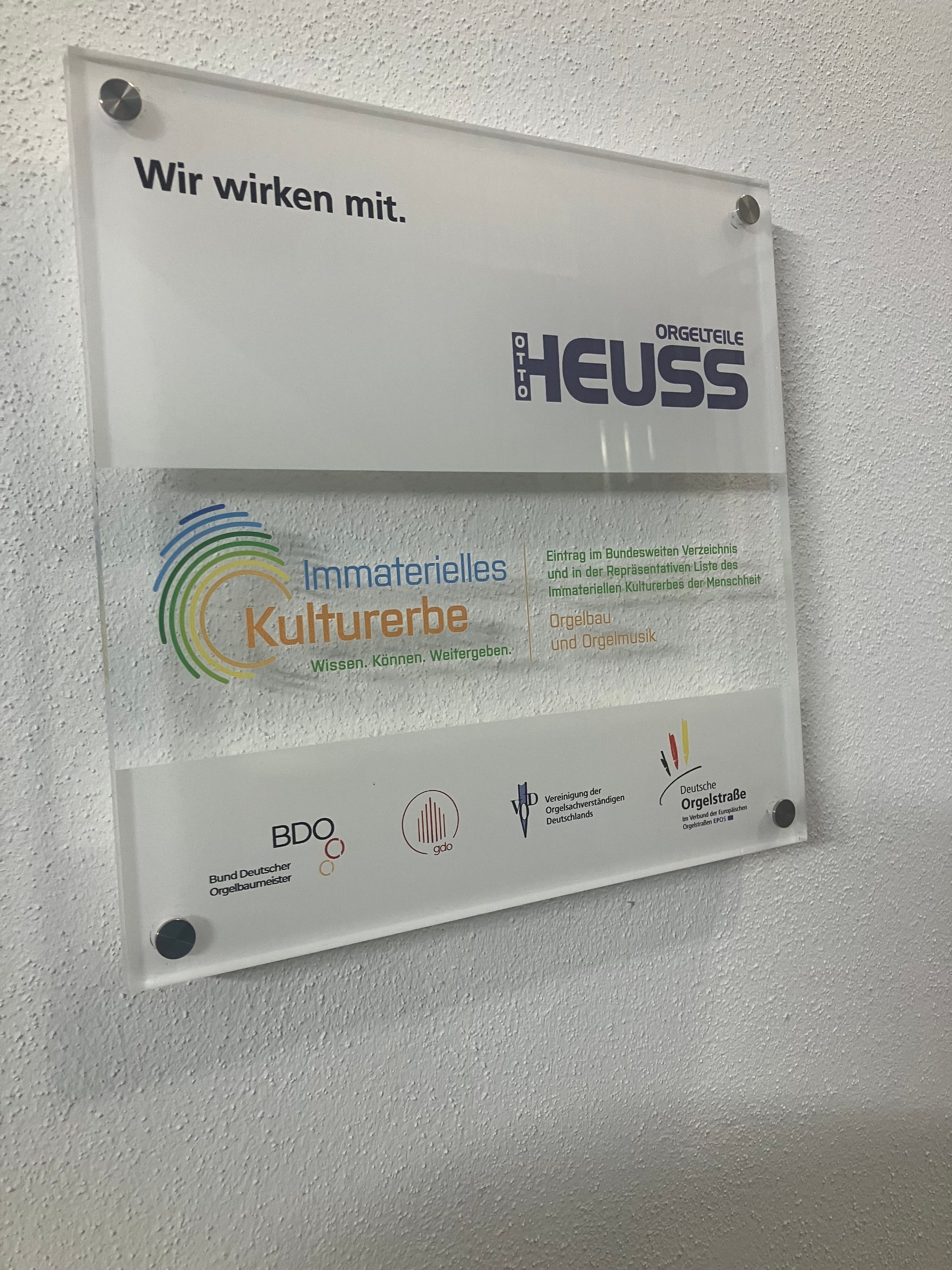 Firmenschild Orgelteilezulieferer Heuss, Lich