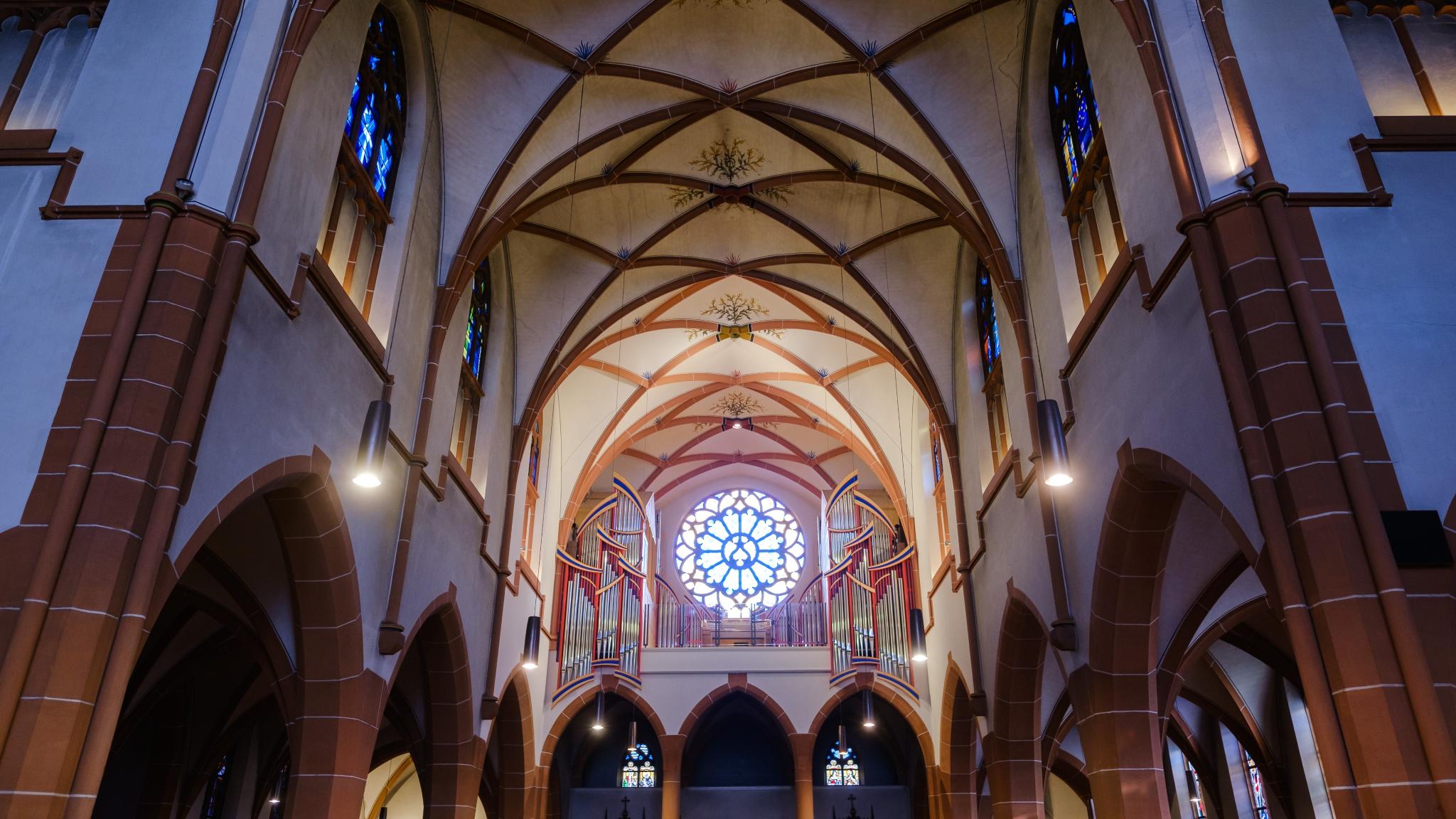 Eule-Orgel im Kirchenraum