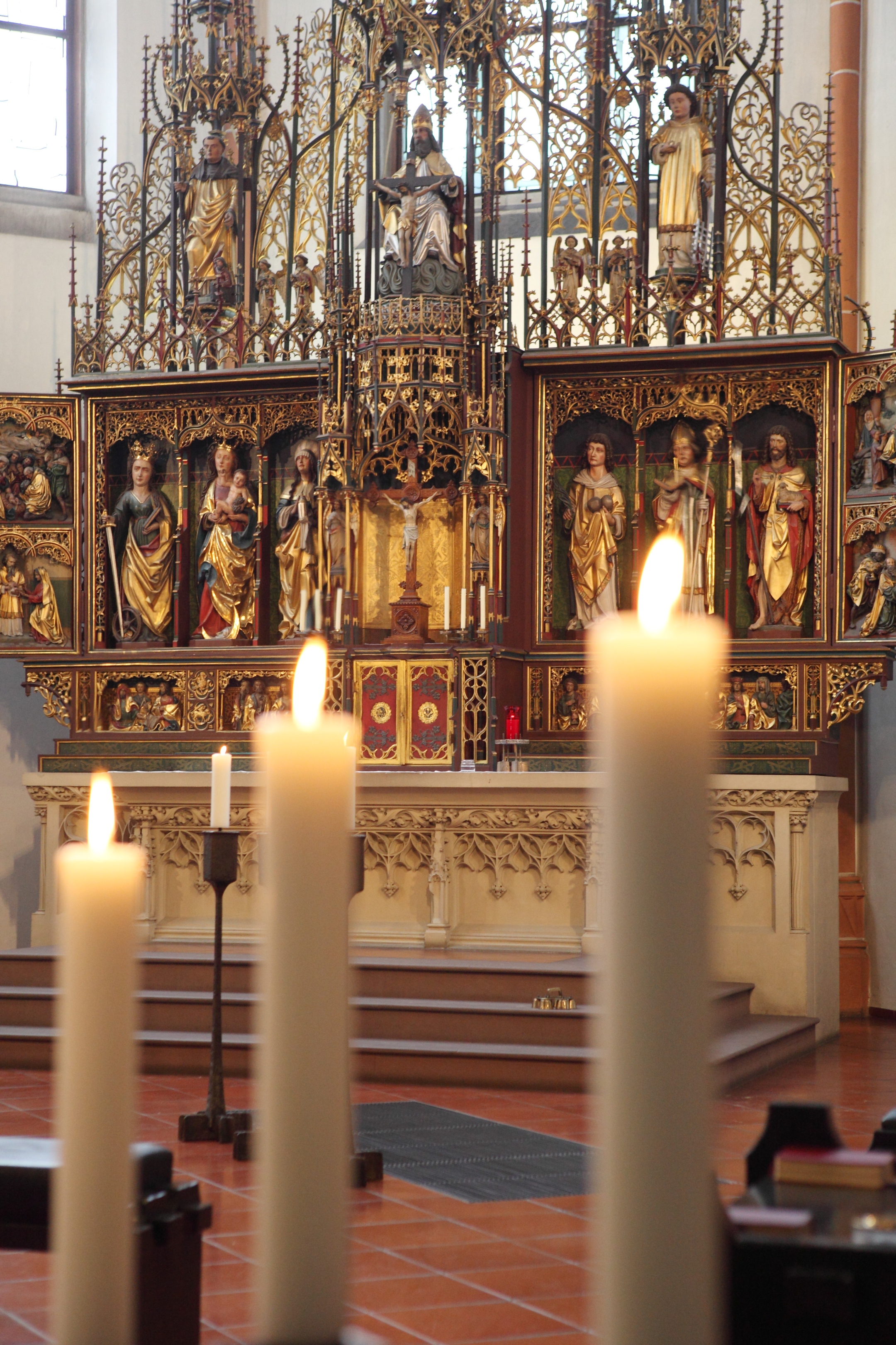 Hochaltar der Bonifatiuskirche mit Kerzen