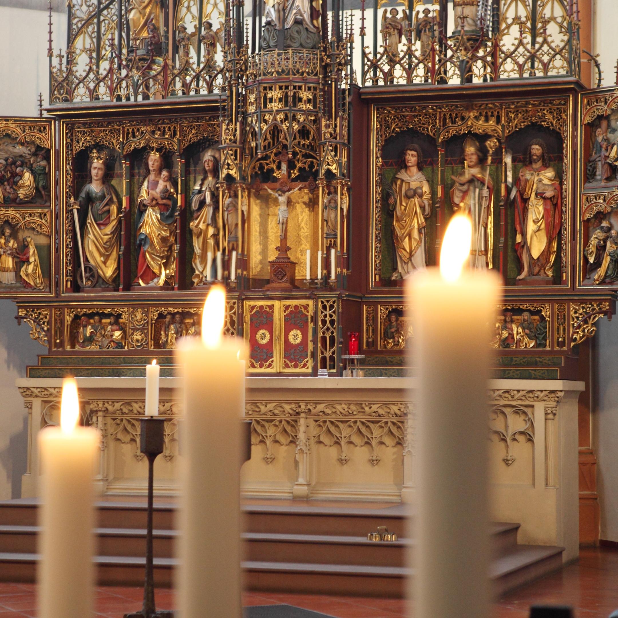 Hochaltar der Bonifatiuskirche mit Kerzen