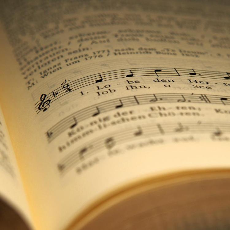 Aufgeschlagenes Gesangbuch mit Noten und Text des Lieds 'Lobe den Herren'