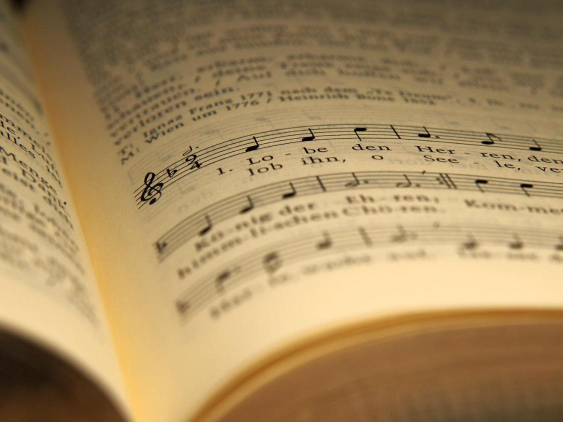 Aufgeschlagenes Gesangbuch mit Noten und Text des Lieds 'Lobe den Herren'