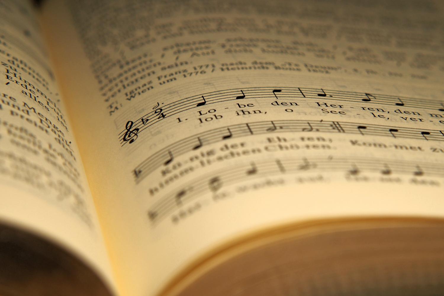 Aufgeschlagenes Gesangbuch mit Noten und Text des Lieds 'Lobe den Herren'