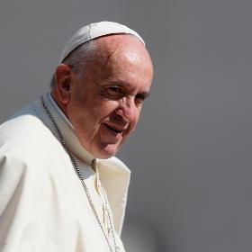 Portrait von Papst Franziskus im Sonnenlicht