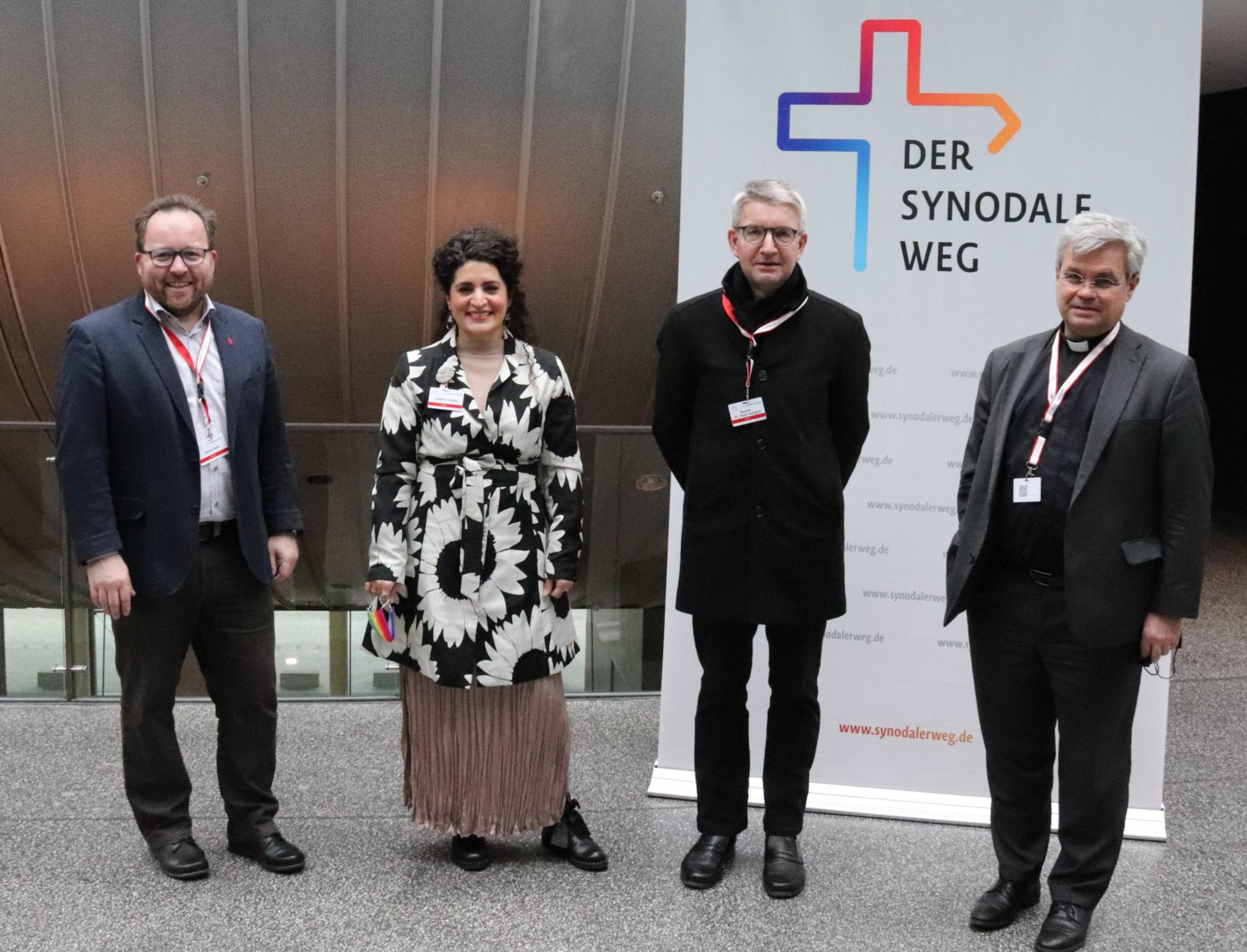 Synodaler Weg, Mainzer Delegation im Feb. 2022: Martin Buhl, Isabella Vergata Petrelli, Bischof Peter Kohlgraf, Weihbischof Udo Bentz (v.l.n.r.), Markus Konrad und Daniela Ordowski nehmen online teil