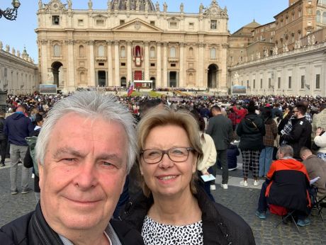 Gunther und Hilde Pengel auf dem Petersplatz am Ostersonntag. „Wir haben zu diesem Zeitpunkt nicht gedacht, dass der Papst so schnell sterben würde.“