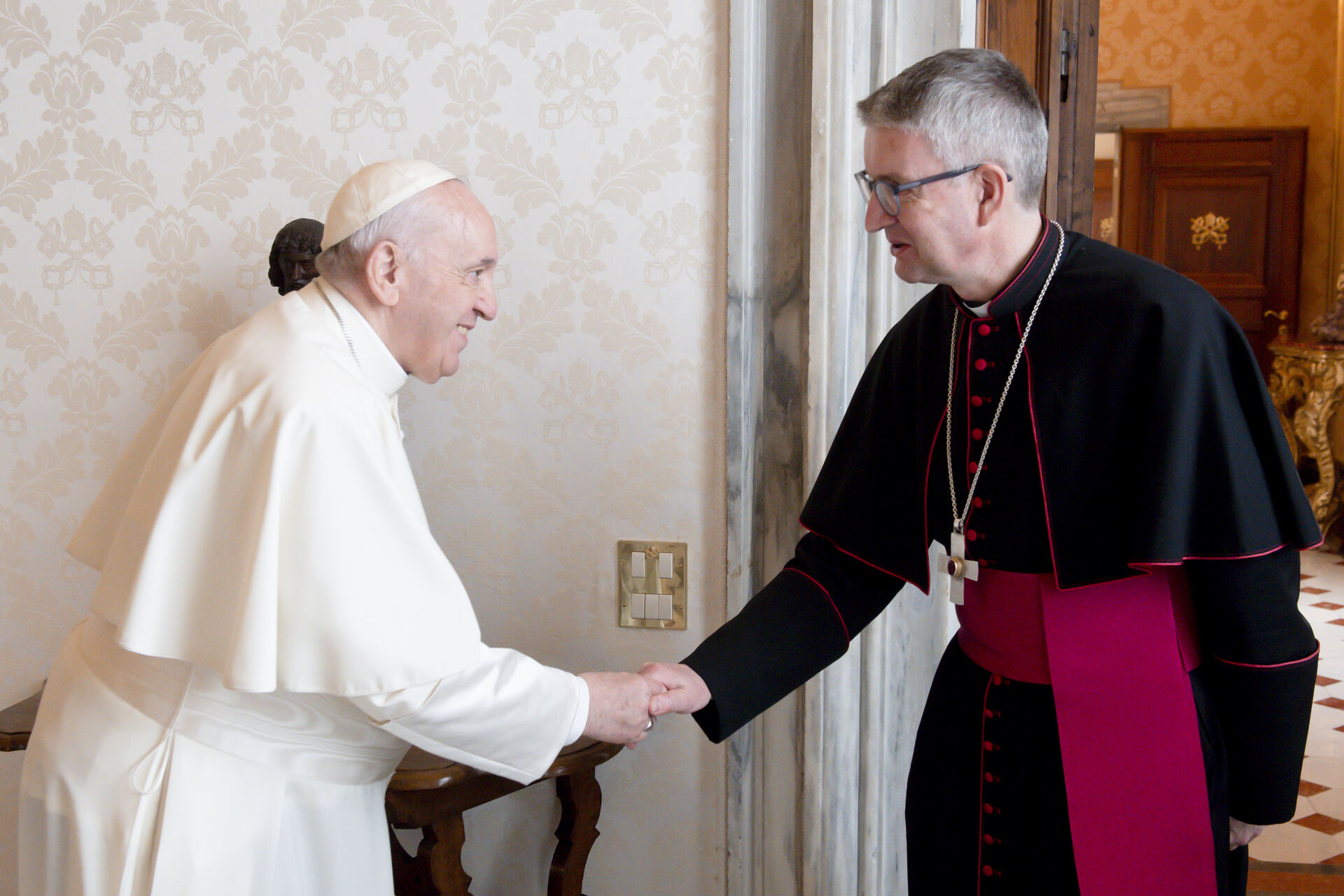 Bischof Kohlgraf bei Papst Franziskus (c) Vatikan