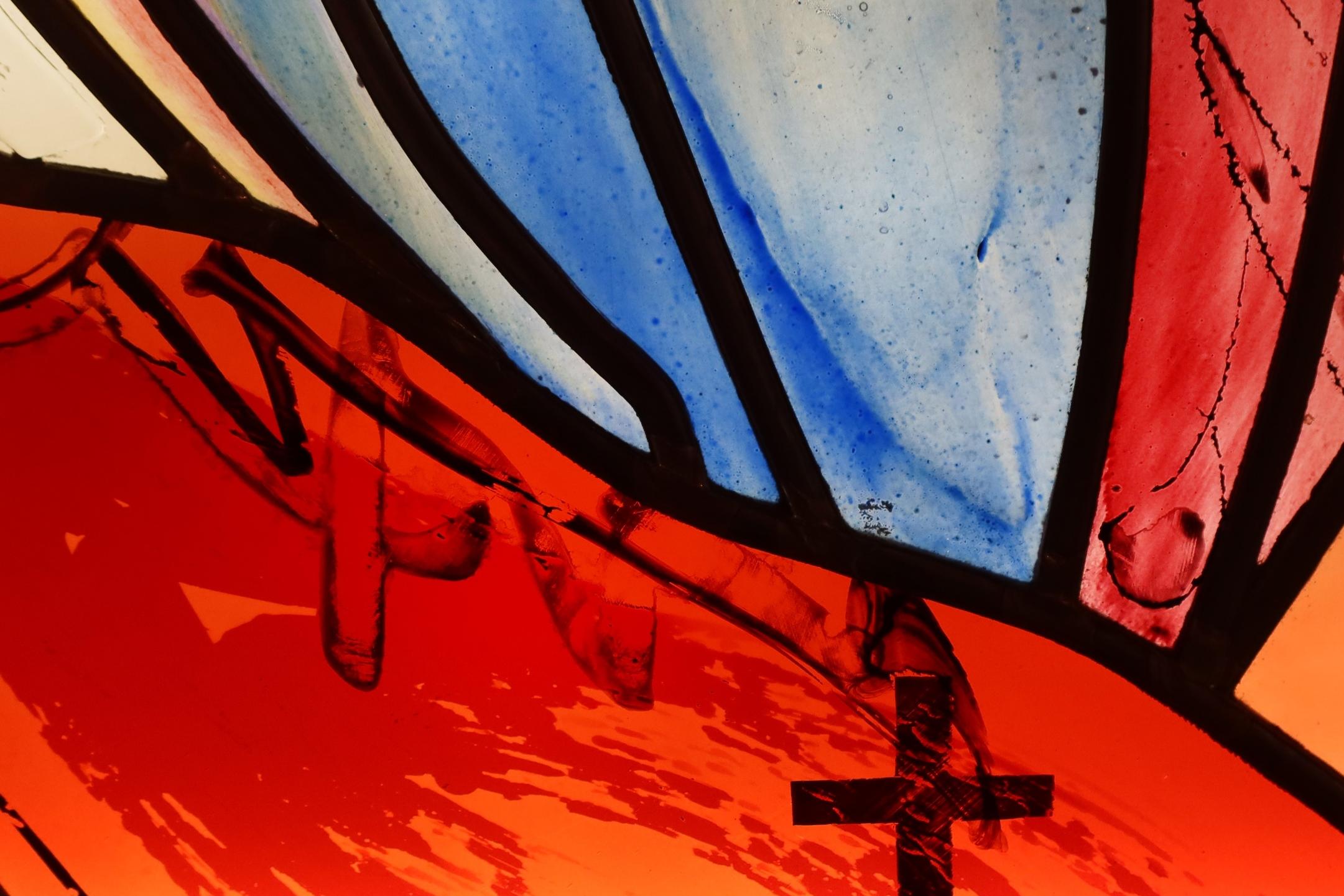 Detail Glasgemälde Robert Münch - Jakobuskrypta Dreifaltigkeit Offenbach_