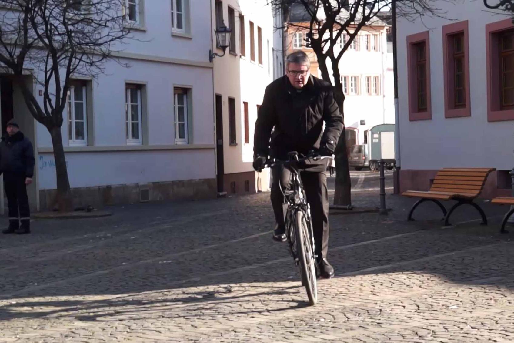 Bischof Kohlgraf auf dem Fahrrad