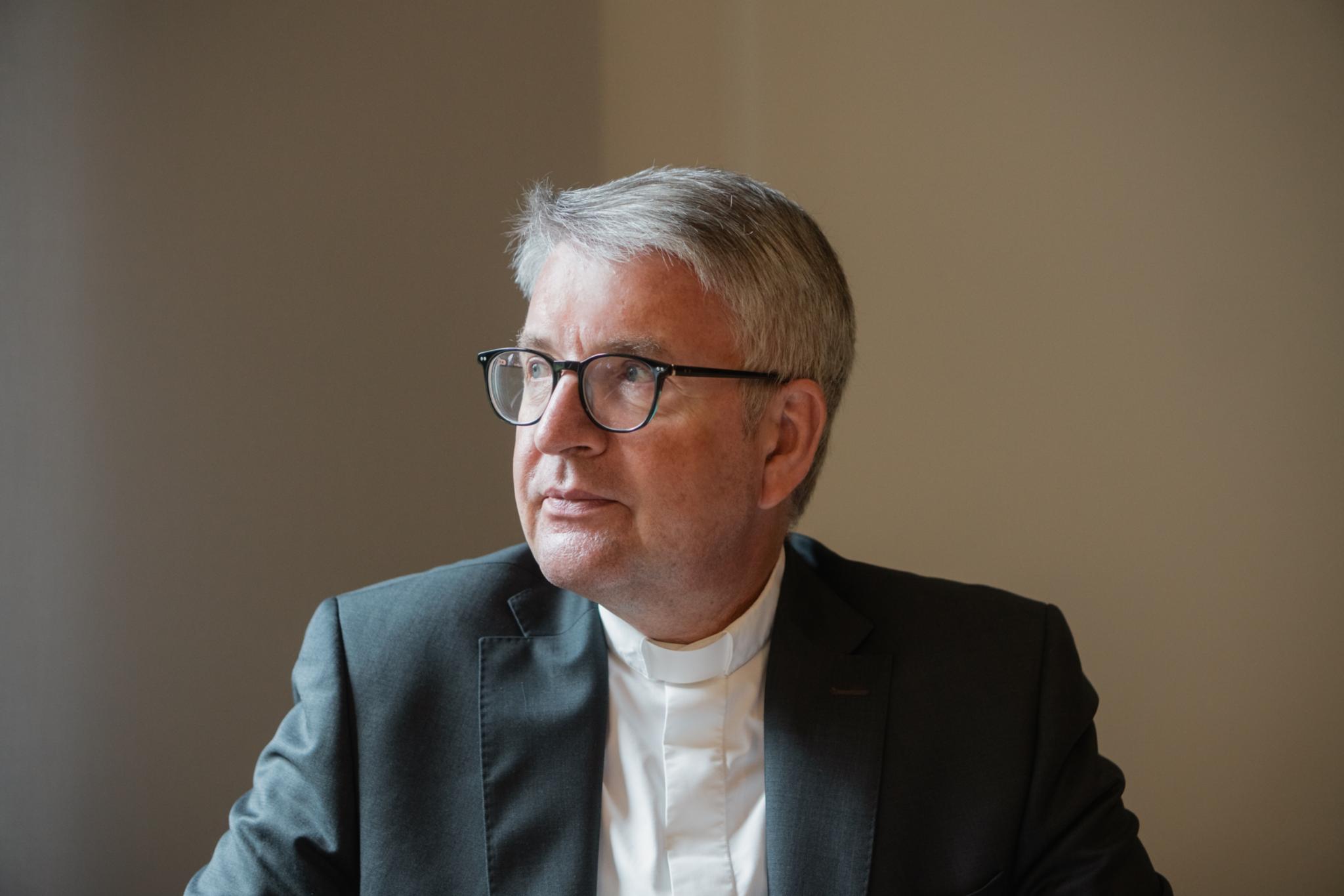 Der Mainzer Bischof Peter Kohlgraf ist seit 2019 Präsident der deutschen Sektion der katholischen Friedensbewegung Pax Christi.