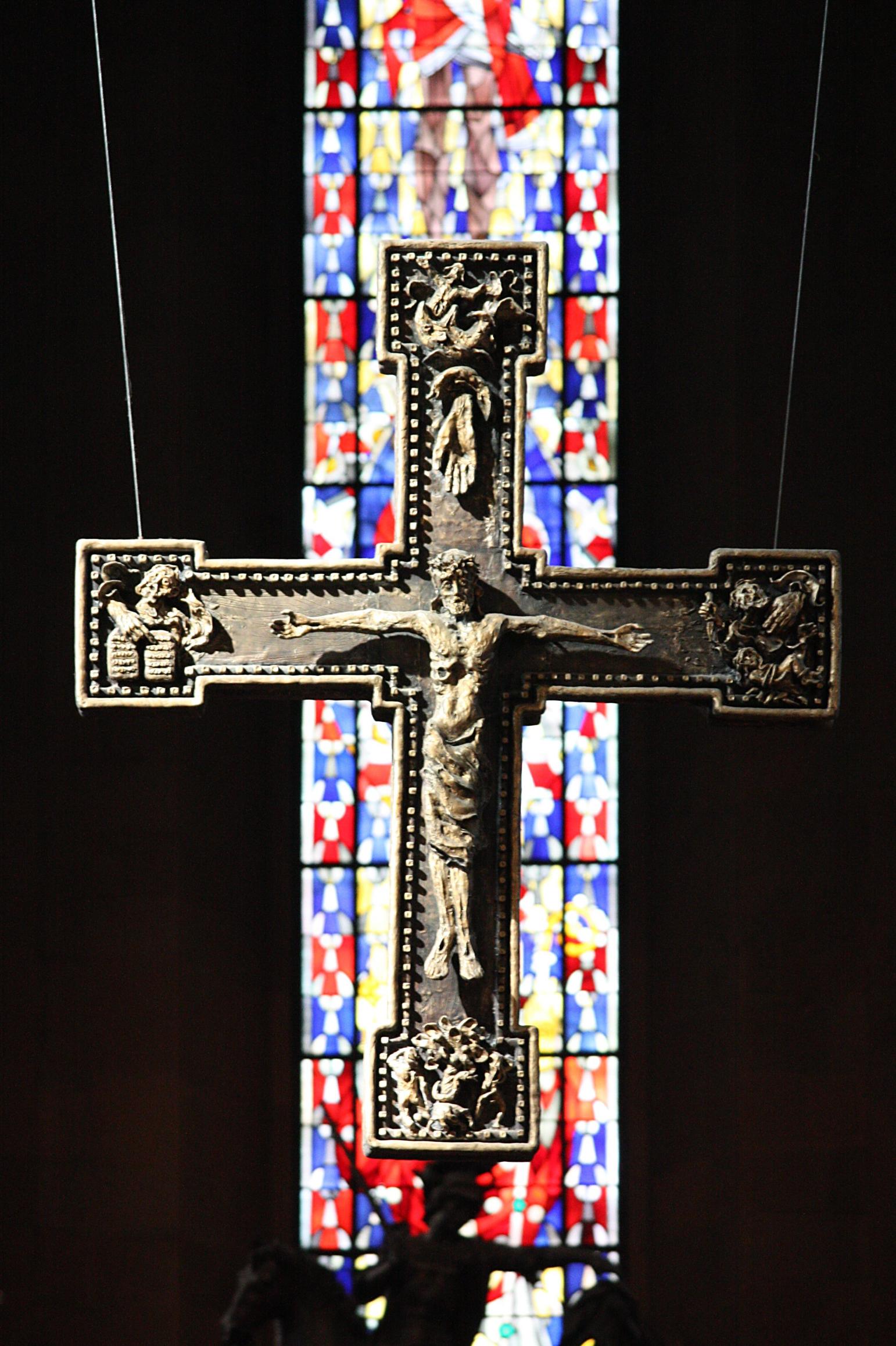 Kreuz über dem Altar im Westchor des Mainzer Doms (c) Bistum Mainz / Blum