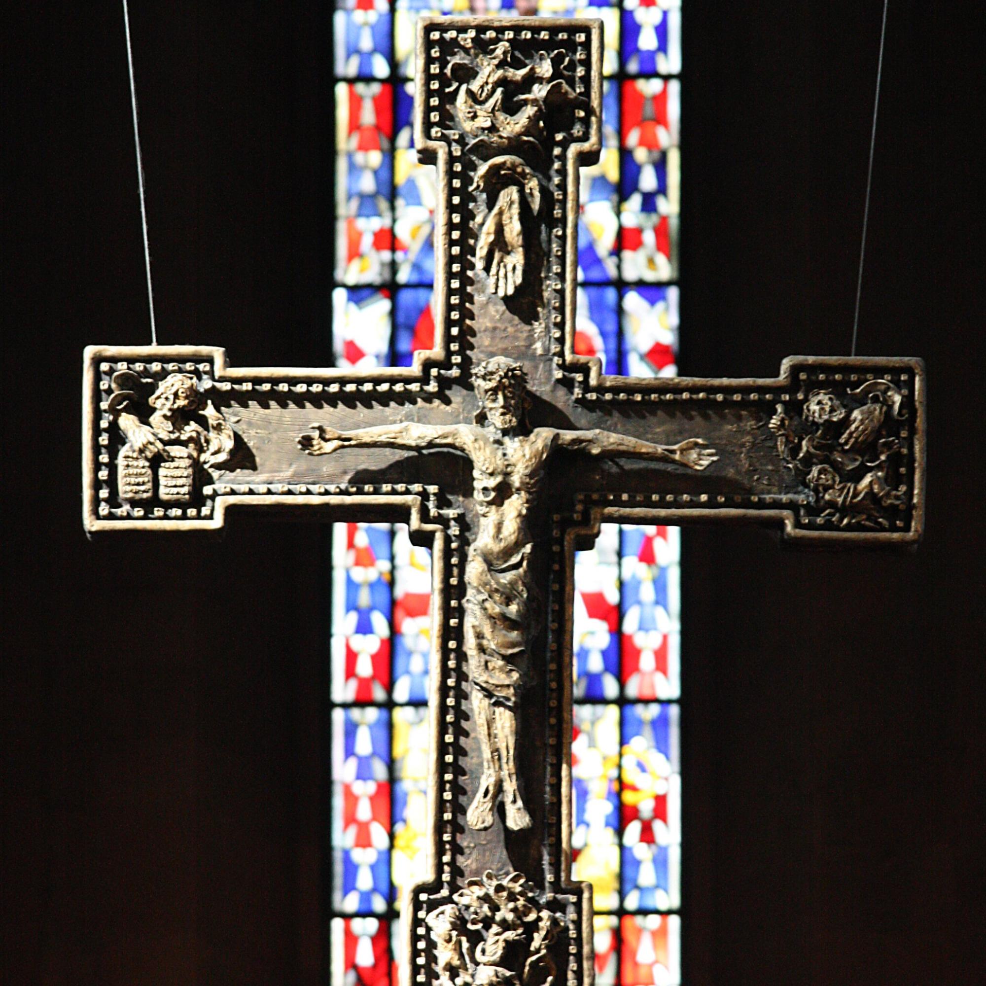 Kreuz über dem Altar im Westchor des Mainzer Doms
