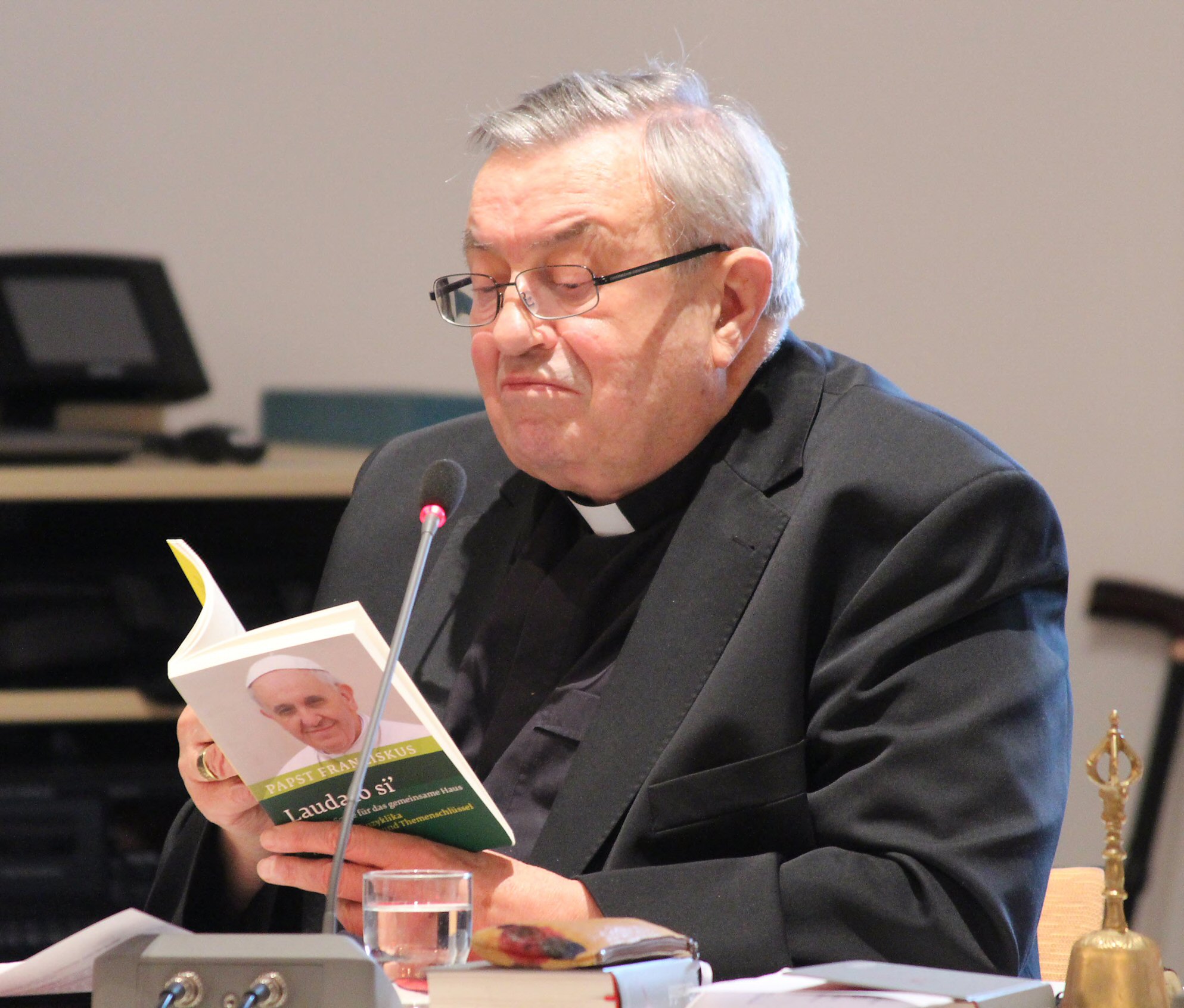 Mainz, 26. September 2015: Kardinal Karl Lehmann blätterte bei der Diözesanversammlung in der Enzyklika 