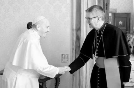 Papst Franziskus mit Bischof Kohlgraf bei einer Audienz in 2022
