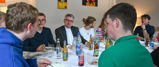 Peter Kohlgraf (m.), Bischof von Mainz, bei einem Mittagessen mit Freiwilligen des Christlichen Orientierungsjahres (COJ) am 19. April 2024 in Mainz