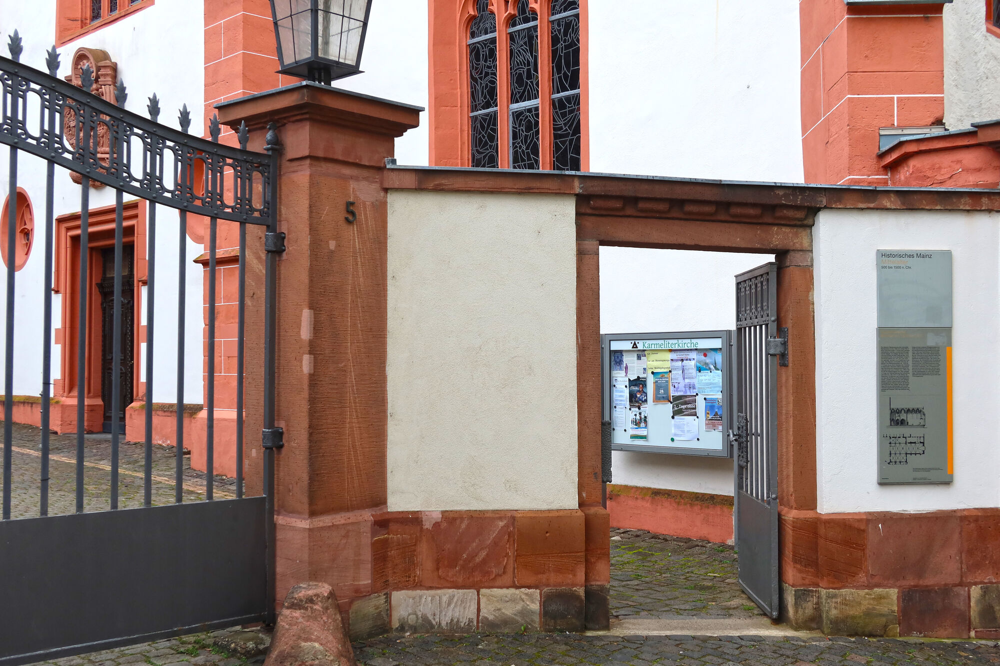 Eingang der Mainzer Karmeliterkirche