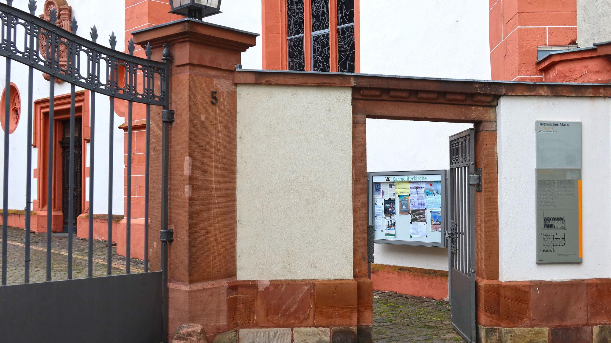 Eingang der Mainzer Karmeliterkirche