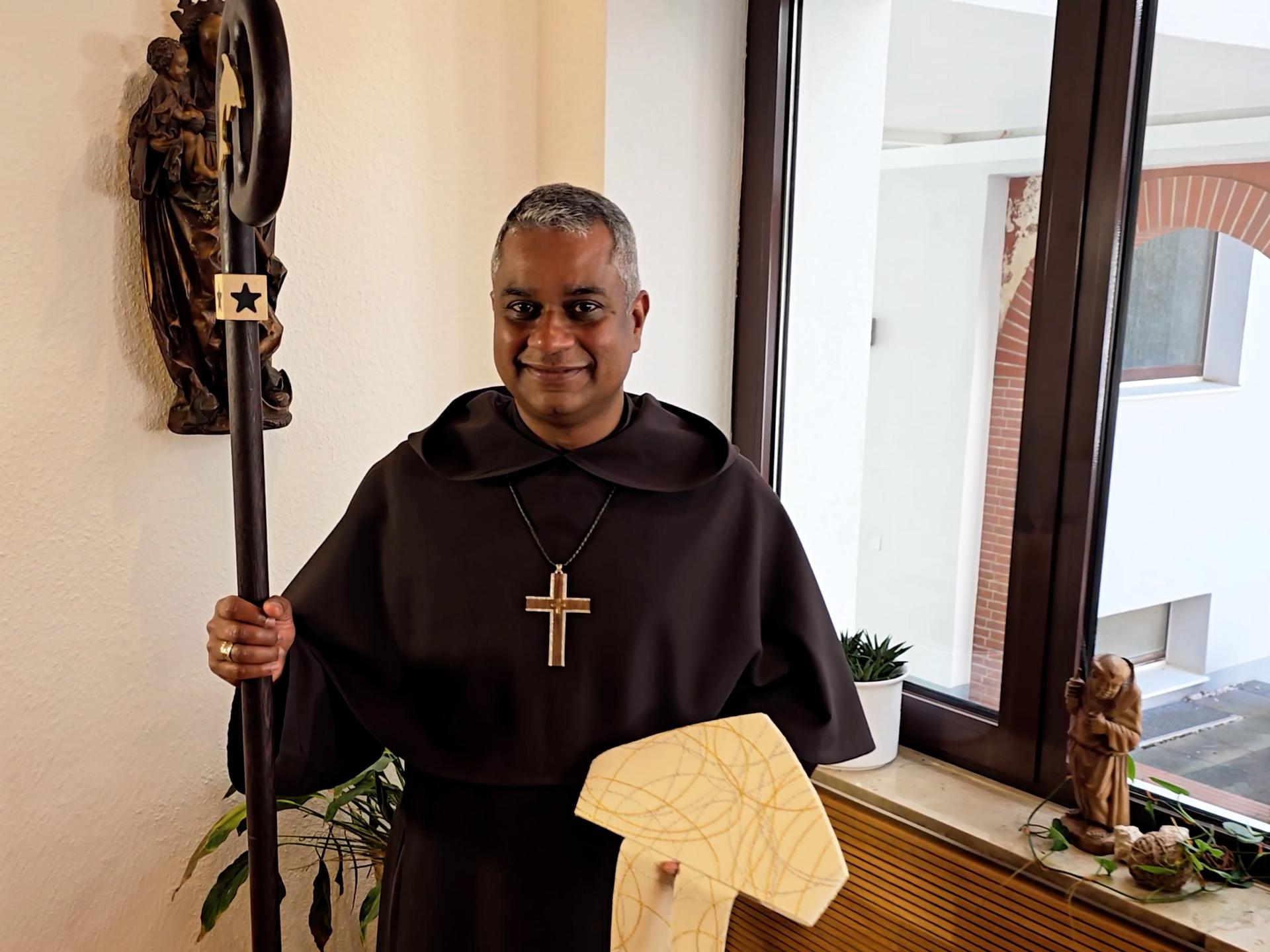 Weihbischof mit Insignien