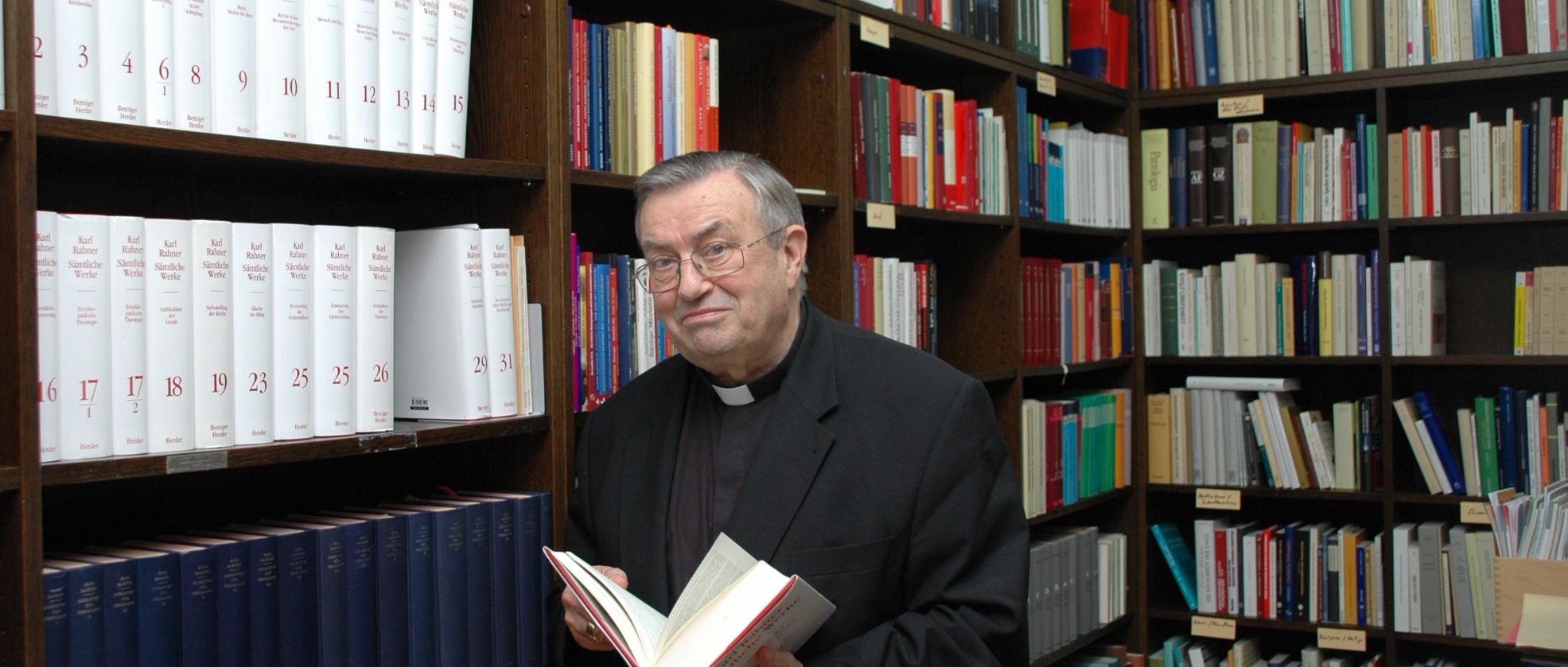 Ein Bücherfreund - und Autor: Kardinal Karl Lehmann in seiner Bibliothek (c) Bistum Mainz (Ersteller: Bistum Mainz)