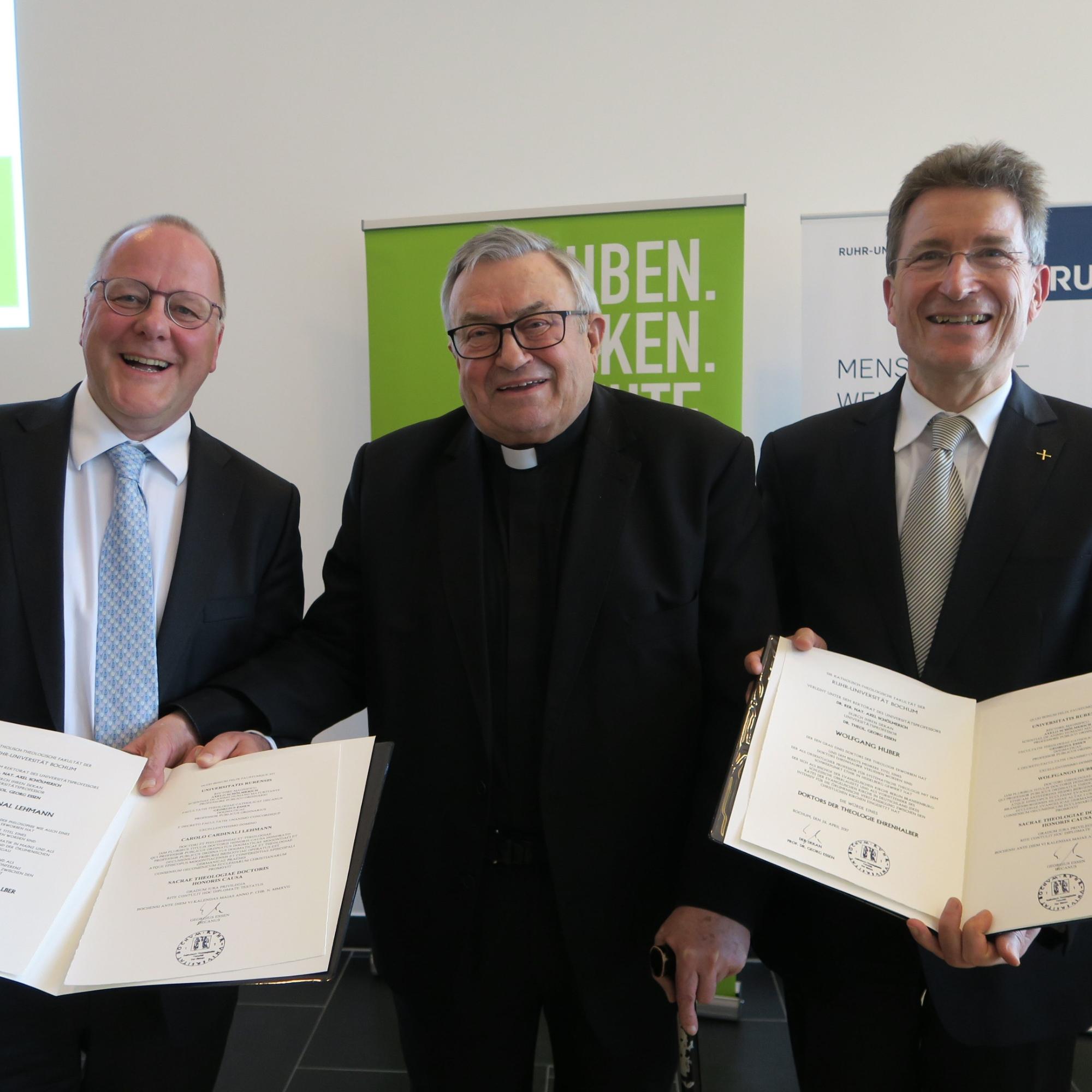 Ehrendoktorwürde für Kardinal Karl Lehmann und Bischof Wolfgang Huber an der Ruhr-Uni Bochum. Die Urkunden überreicht Dekan Prof. Georg Essen