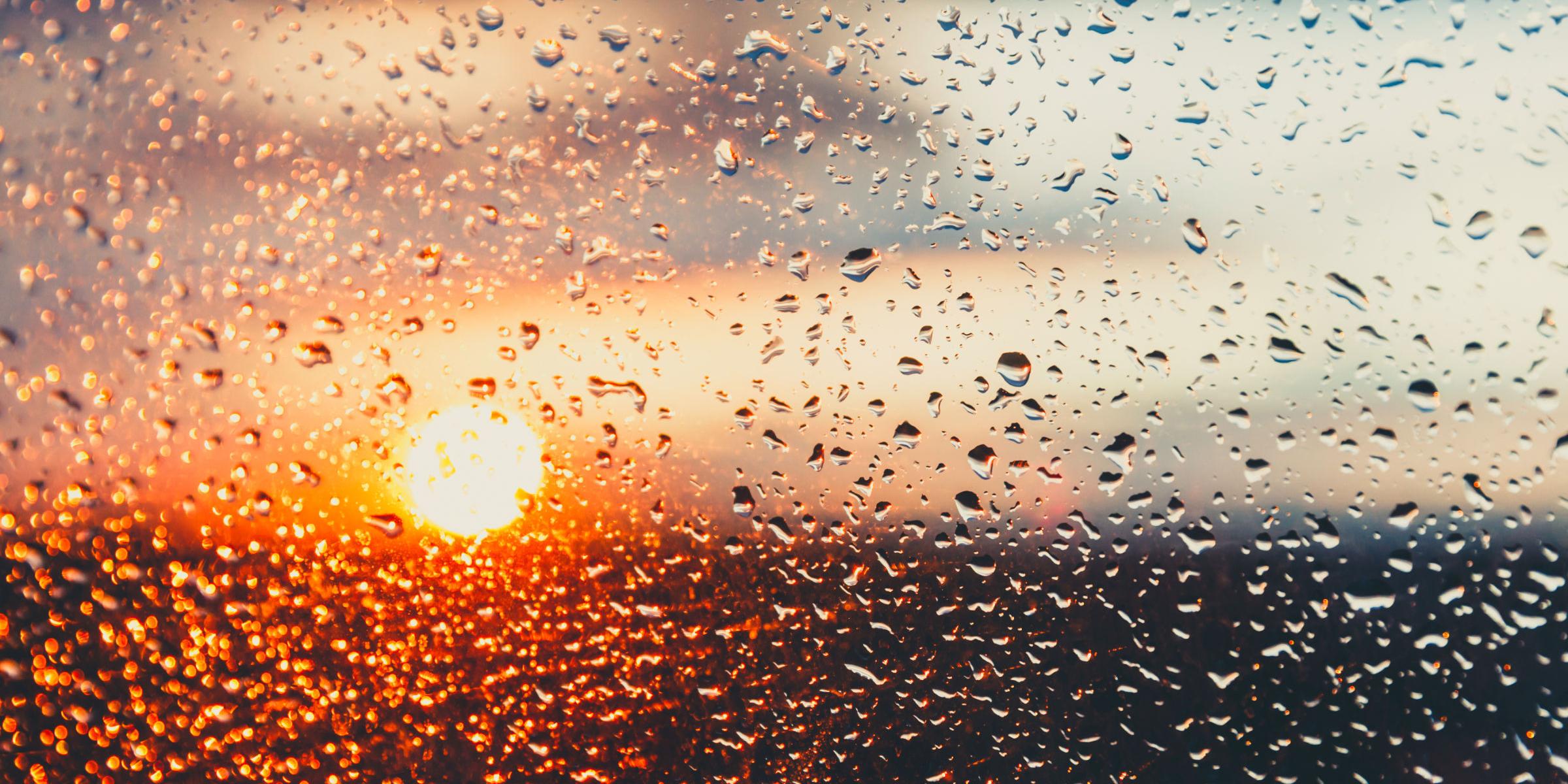 Wassertropfen auf einem Fensterglas nach dem Regen