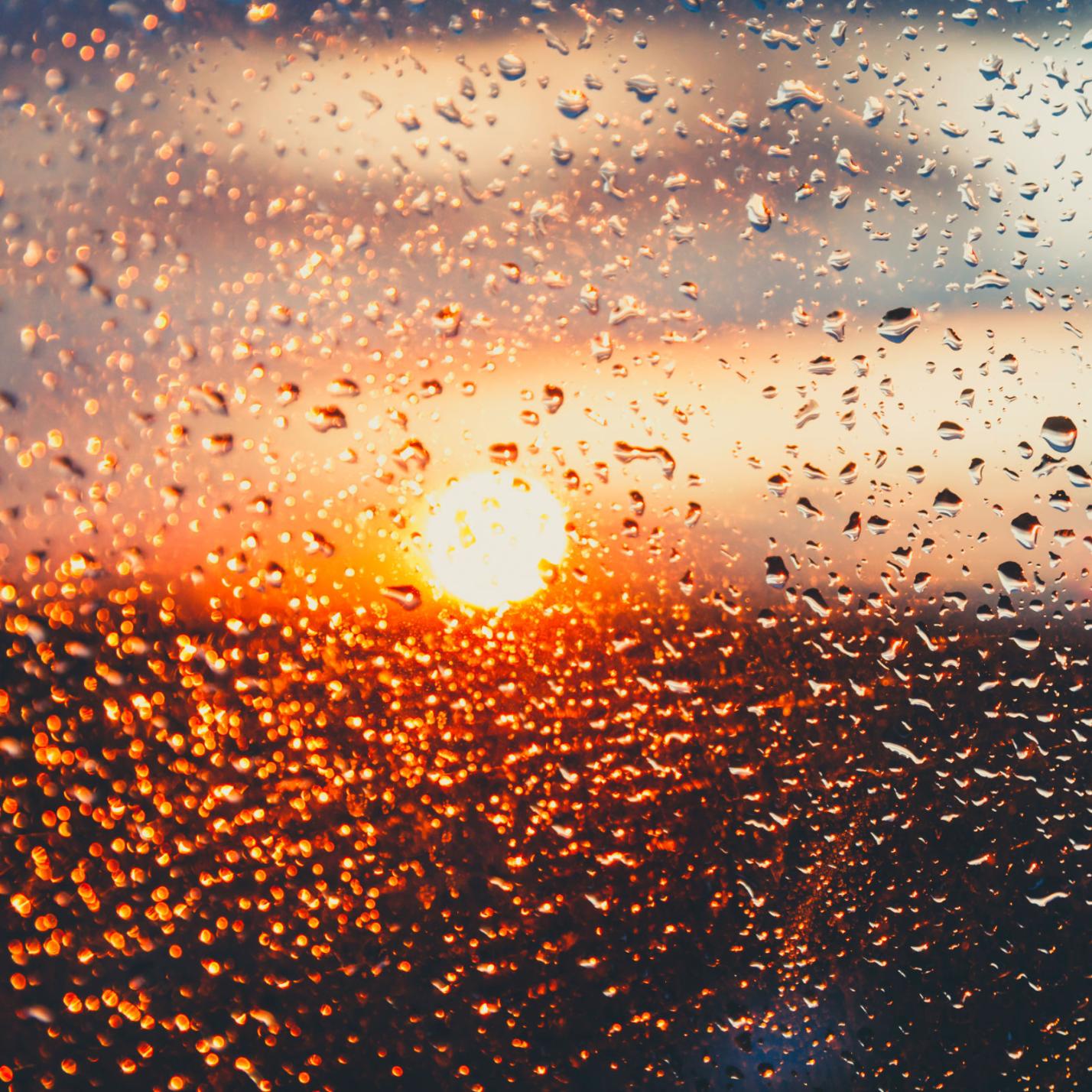 Wassertropfen auf einem Fensterglas nach dem Regen