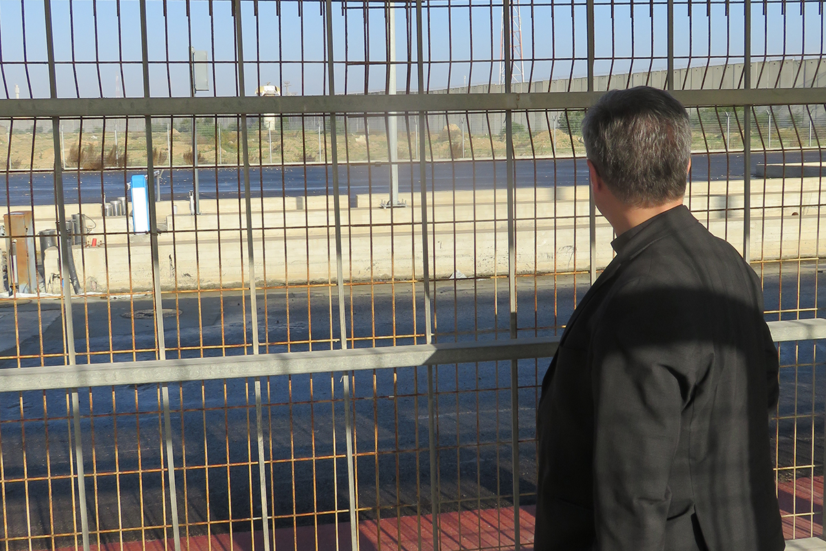 Weihbischof Bentz im gesicherten Korridor zwischen Israel und Gaza (c) DBK/Kopp