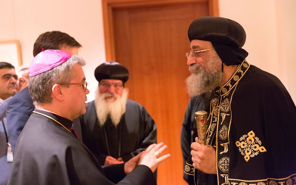Berlin, 19. Oktober 2017 Weihbischof Udo Bentz im Gespräch mit dem koptischen Papst Tawadros (c) Deutsche Bischofskonferenz