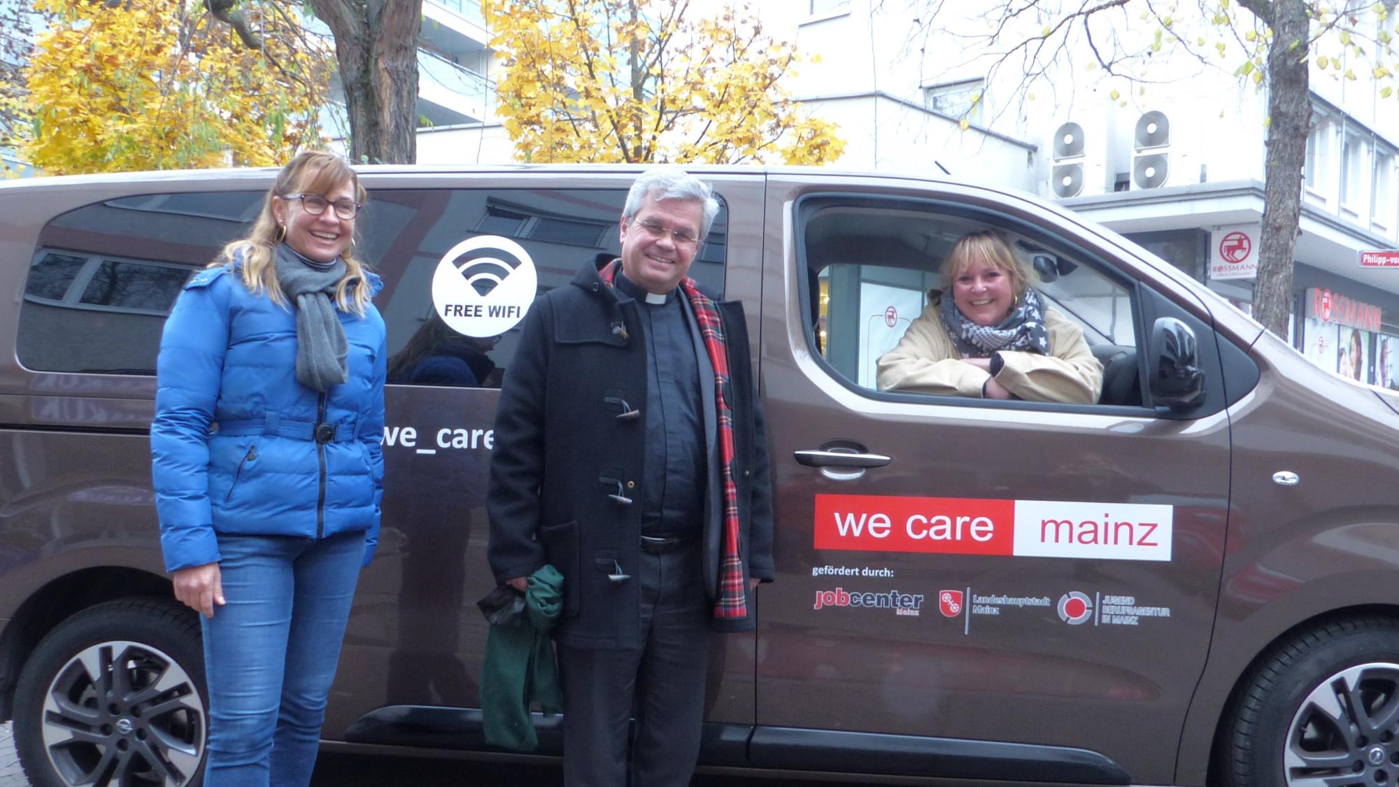 Streetworkerin Steffi Wüstner, Weihbischof Dr. Udo Markus Bentz und die Sozialpädagogin Nadja Zocaro (v.l.n.r.) vor der Abfahrt mit dem „we-care-Mobil“