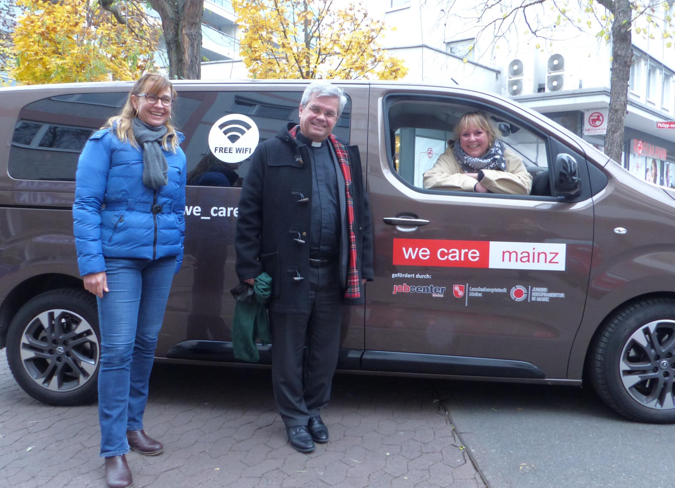 Streetworkerin Steffi Wüstner, Weihbischof Dr. Udo Markus Bentz und die Sozialpädagogin Nadja Zocaro (v.l.n.r.) vor der Abfahrt mit dem „we-care-Mobil“