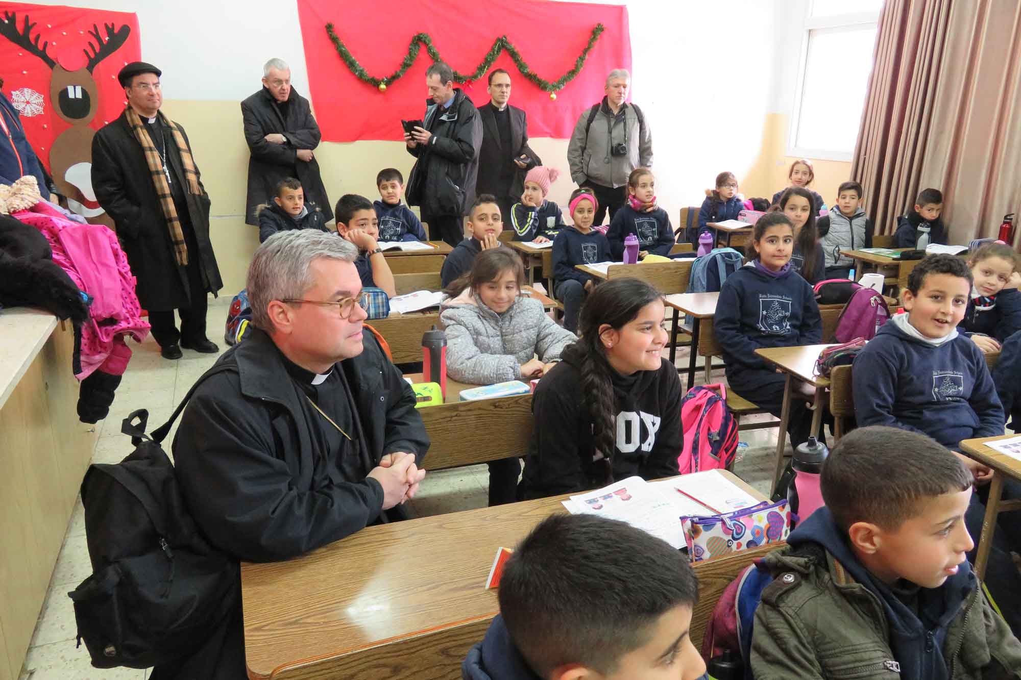 Schulbank: Weihbischof Bentz im Religionsunterricht in einer katholischen Schule von Beit Jala (c) DBK/Kopp