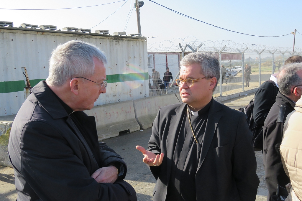Weihbischof Bentz am Grenzposten des Gazastreifens im Gespräch mit dem Bischof von Clifton, Declan Lang (c) DBK/Kopp