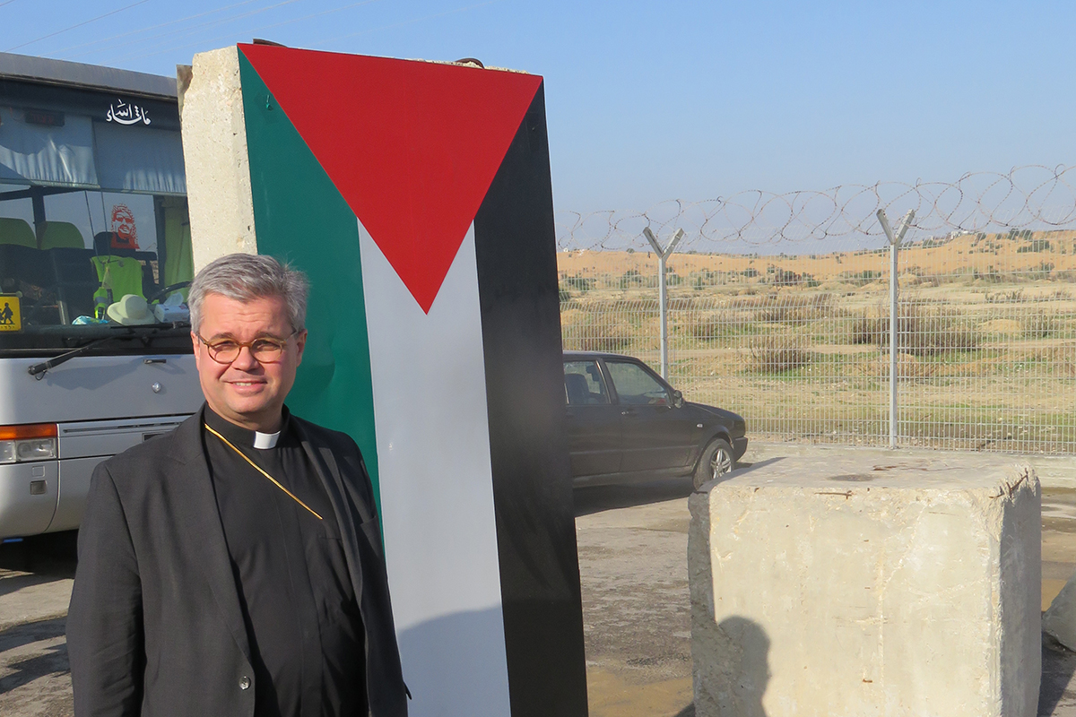 Weihbischof Bentz am Grenzstein des Gazastreifens (c) DBK/Kopp