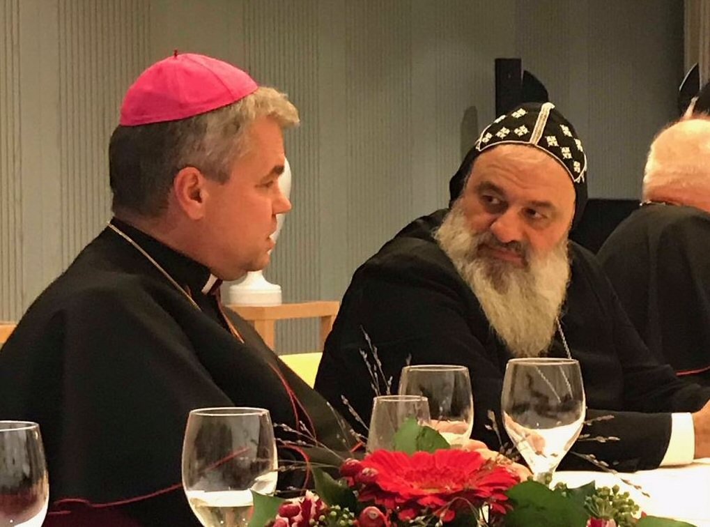 Weihbischof Bentz im Gespräch mit dem Patriarchen der syrisch-orthodoxen Kirche, Ibrahim (c) Deutsche Bischofskonferenz