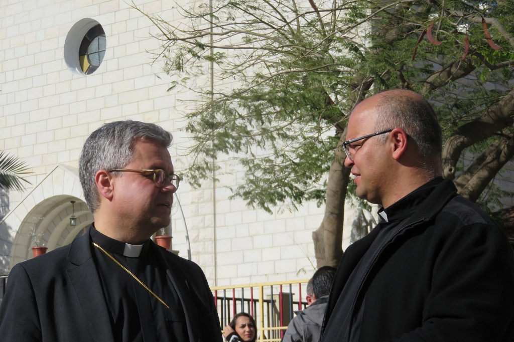 Weihbischof Bentz im Gespräch mit dem Pfarrer der Pfarrei Heilige Familie in Gaza-Stadt, Mario da Silva (c) DBK/Kopp