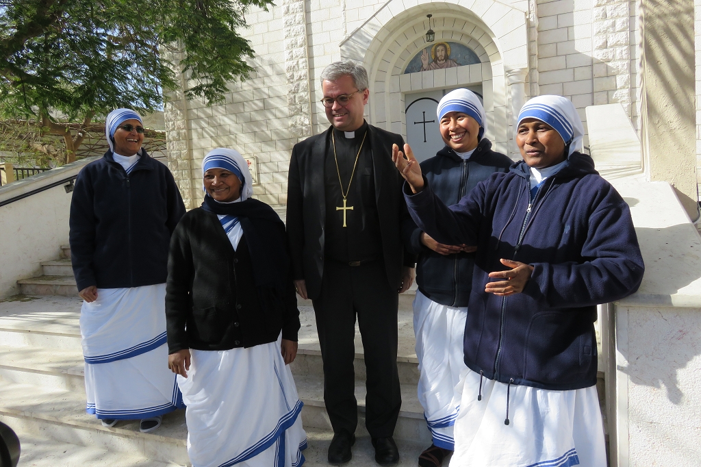 Weihbischof Bentz mit den Schwestern der Nächstenliebe vor der Kirche in Gaza-Stadt (c) DBK/Kopp