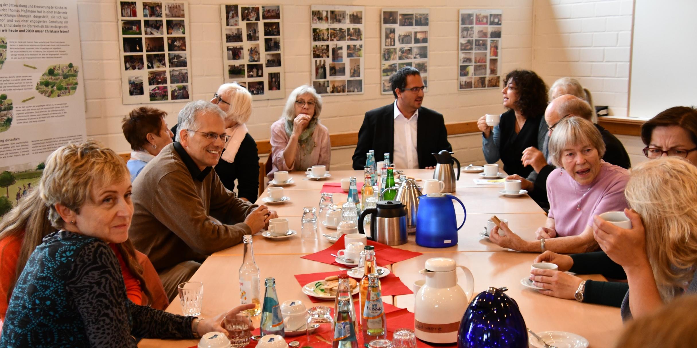 Austausch beim Kirchenkaffee