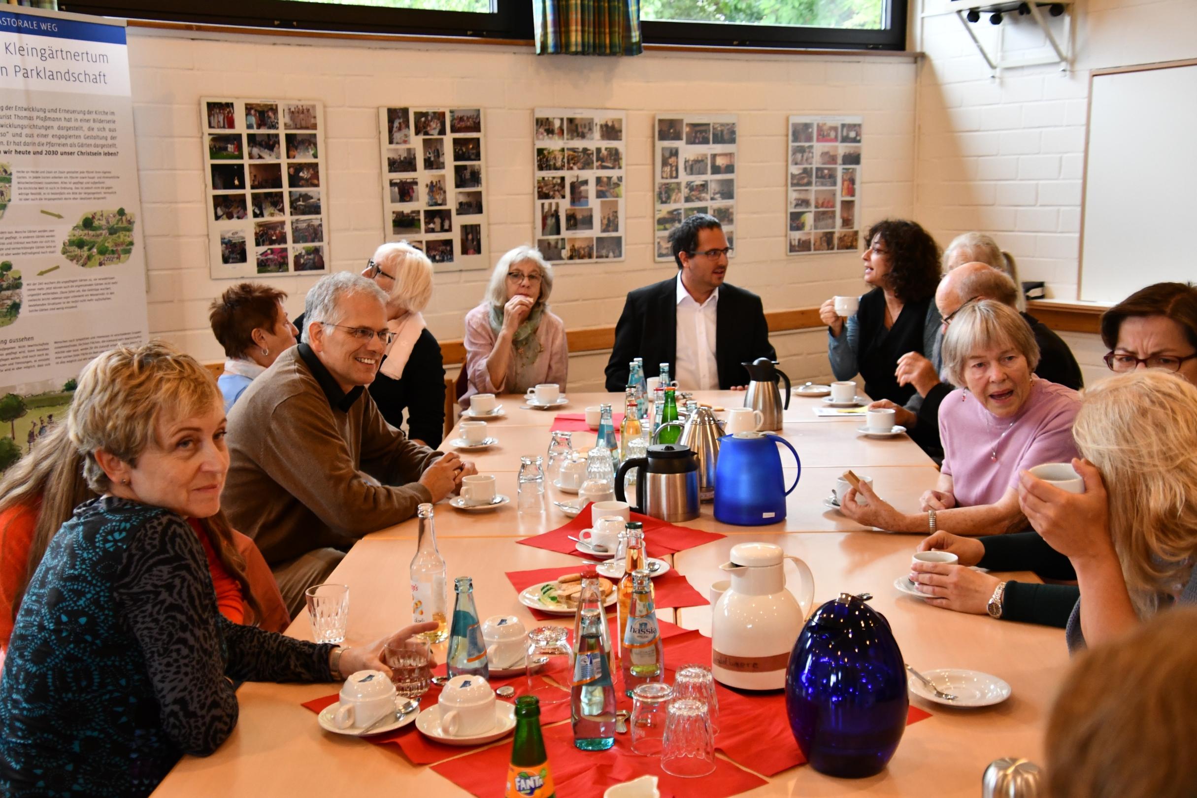 Austausch beim Kirchenkaffee