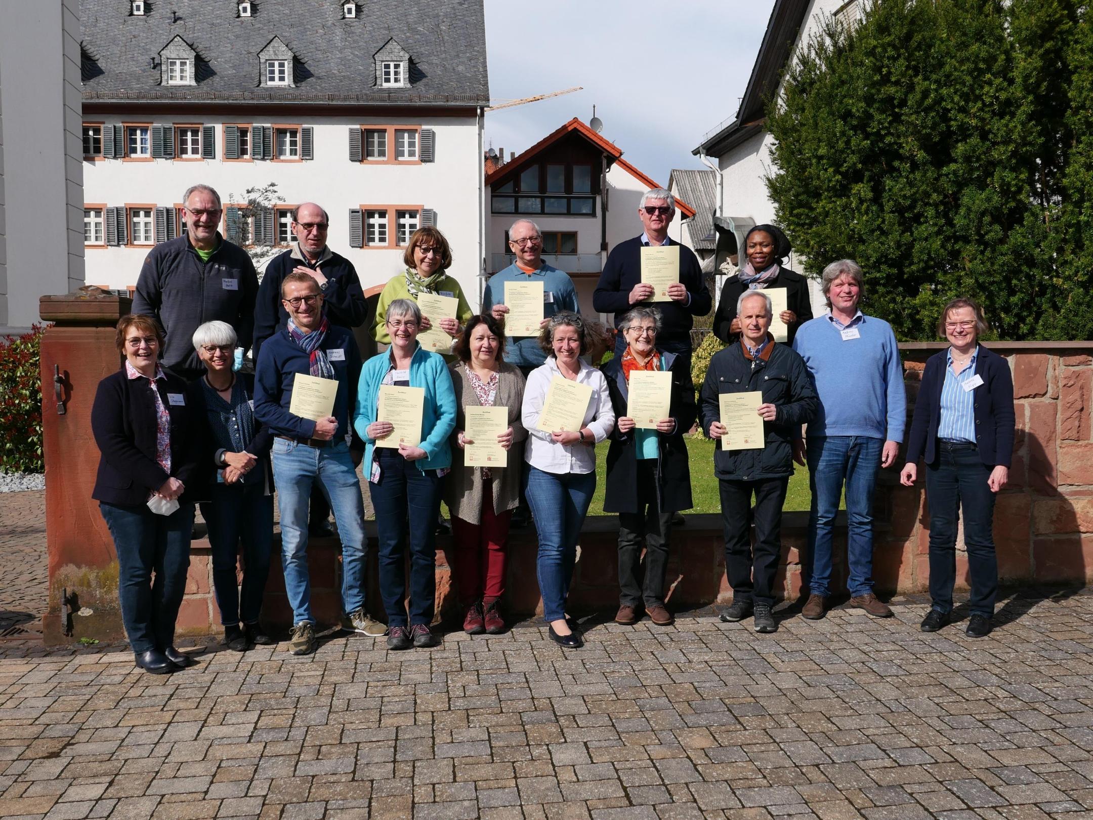 Teilnehmerinnen und Teilnehmer, Referentinnen und Organisationsteam freuten sich gemeinsam über den Abschluss der Qualifizierung Ehrenamtskoordination.