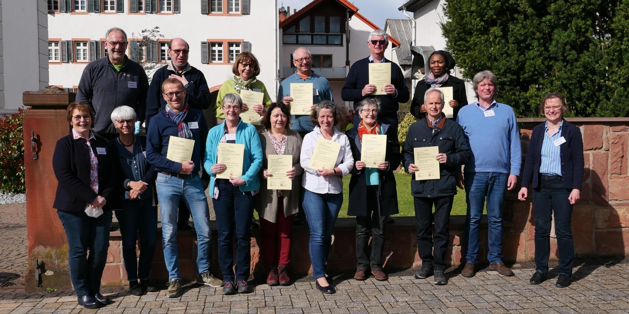 Teilnehmerinnen und Teilnehmer, Referentinnen und Organisationsteam freuten sich gemeinsam über den Abschluss der Qualifizierung Ehrenamtskoordination.