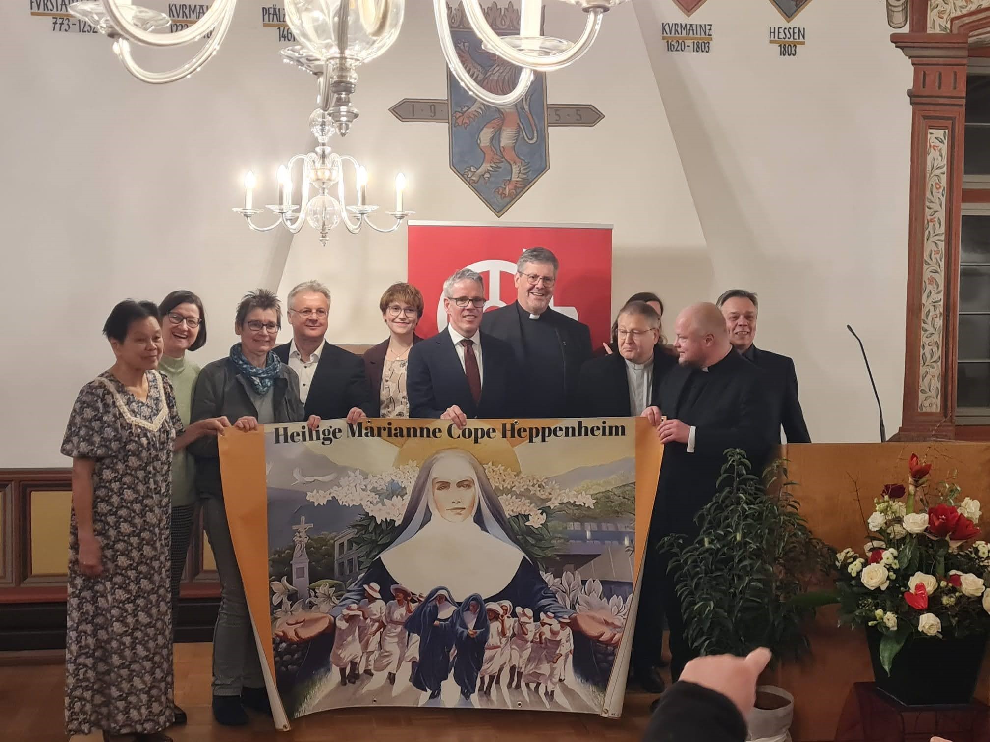 von links nach rechts: Sr. Davilyn, Hawaii, Claudia Flath, Gemeindereferentin, Silvia Schoeneck, Koordinatorin, Rainer Burelbach, Bürgermeister Heppenheim, Katharina Ruhwedel, Pfarrerin ev. Kirche Heppenheim, Christian Engelhardt, Landrat Kreis Bergstraße, Thomas Meurer, Leitender Pfarrer, Johannes Stauder, Pfarrvikar, verdeckt: Elke Pickartz, Pastoralassistentin, Dr. Sebastian Lang, Generalvikar, Frank Flath, Verwaltungsleiter