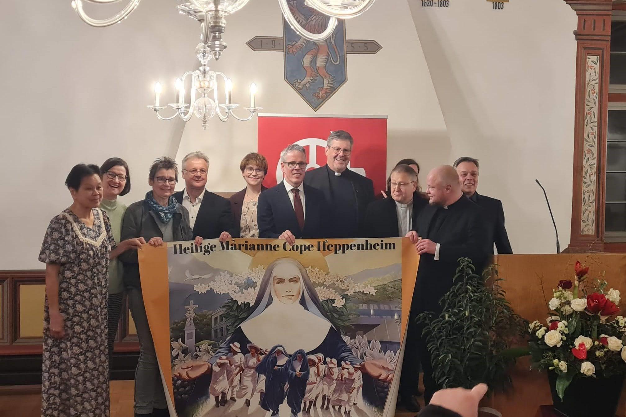 von links nach rechts: Sr. Davilyn, Hawaii, Claudia Flath, Gemeindereferentin, Silvia Schoeneck, Koordinatorin, Rainer Burelbach, Bürgermeister Heppenheim, Katharina Ruhwedel, Pfarrerin ev. Kirche Heppenheim, Christian Engelhardt, Landrat Kreis Bergstraße, Thomas Meurer, Leitender Pfarrer, Johannes Stauder, Pfarrvikar, verdeckt: Elke Pickartz, Pastoralassistentin, Dr. Sebastian Lang, Generalvikar, Frank Flath, Verwaltungsleiter