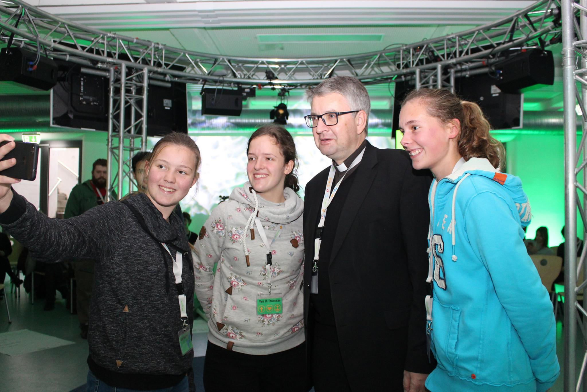 Mainz, 10. November 2018: Und natürlich musste Bischof Peter Kohlgraf auch für zahlreiche Selfies posieren.