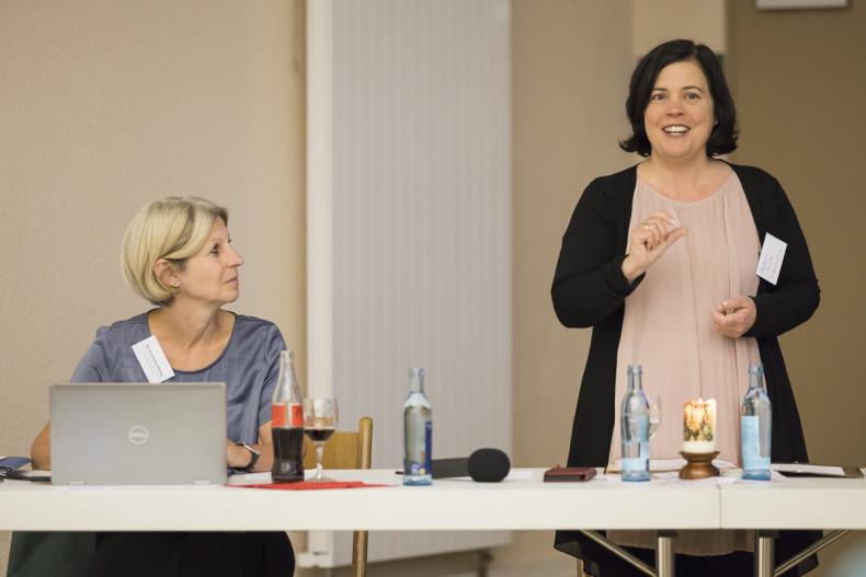 Stephanie Rieth (Bevollmächtigte des Generalvikars, rechts) vertrat den erkrankten Bischof. Außerdem nahm Marie-Christin Böhm (Koordinationsstelle Pastoraler Weg) teil