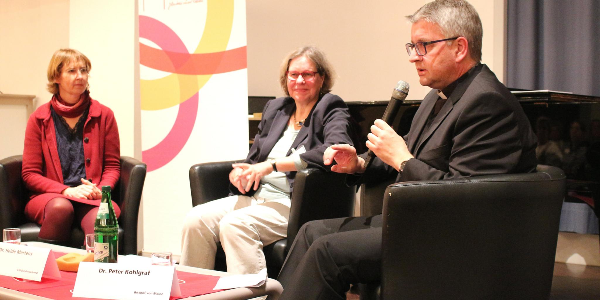 Mainz, 9. November 2018: Podium bei der kfd-Herbstwerkstatt im Erbacher Hof (v.l.n.r.): Christine Rohleder, Heide Mertens und Bischof Peter Kohlgraf.