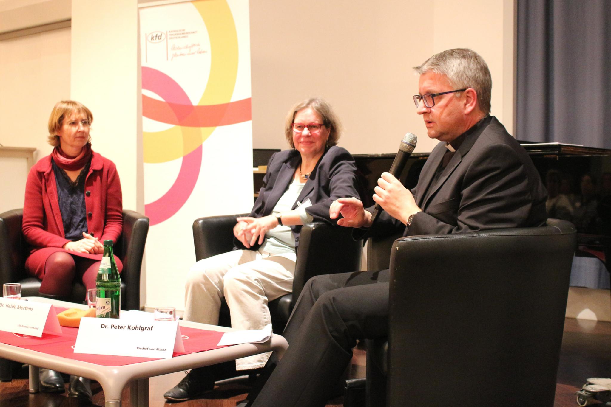 Mainz, 9. November 2018: Podium bei der kfd-Herbstwerkstatt im Erbacher Hof (v.l.n.r.): Christine Rohleder, Heide Mertens und Bischof Peter Kohlgraf.