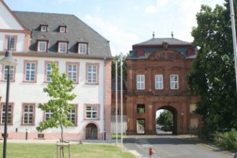 Haus St. Gottfried mit Torbogen